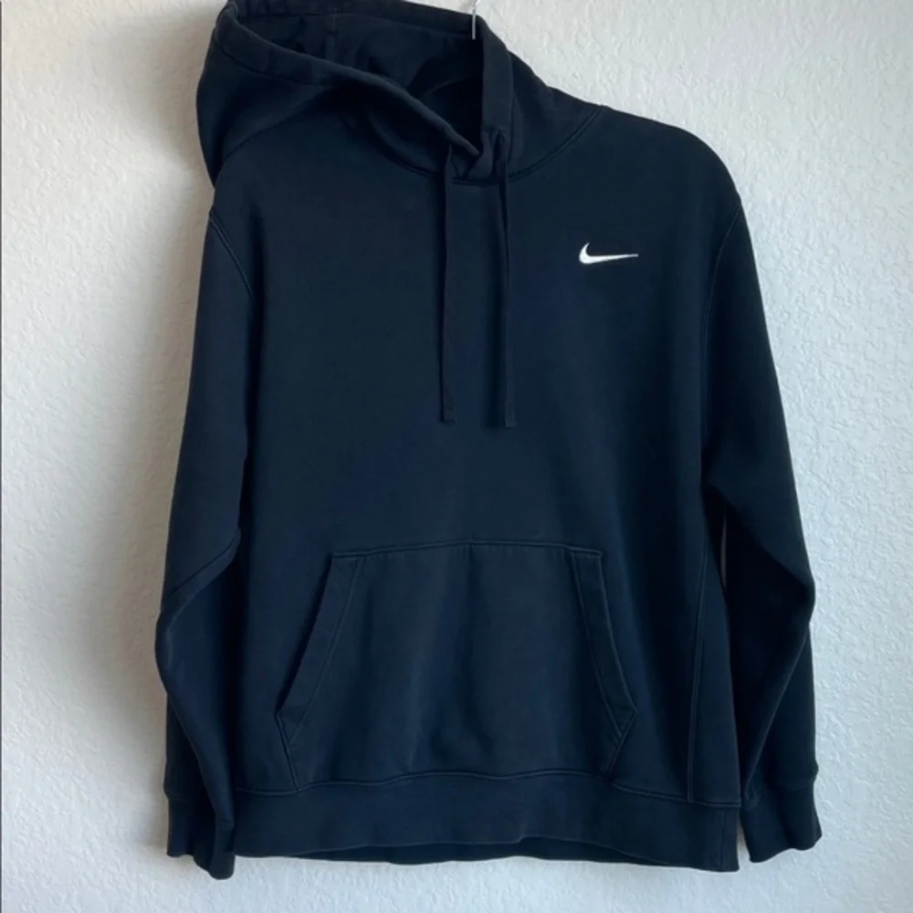 NIKE Men's Black Pullover Hoodie • Medium
